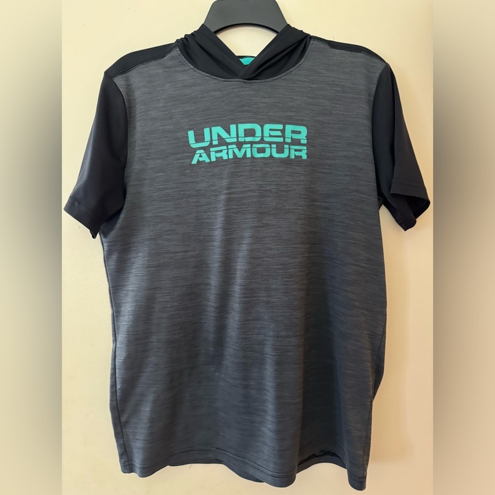 UNDER ARMOUR Charcoal, Black, Green Short Sleeve Shirt With Hood. Size Youth XL